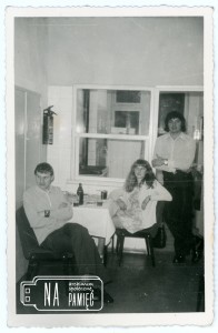 1974. Zaplecze kuchenne restaruacji Parkowa, od lewej: Czesław Walacik, Urszula Gania, Eugeniusz Walacik